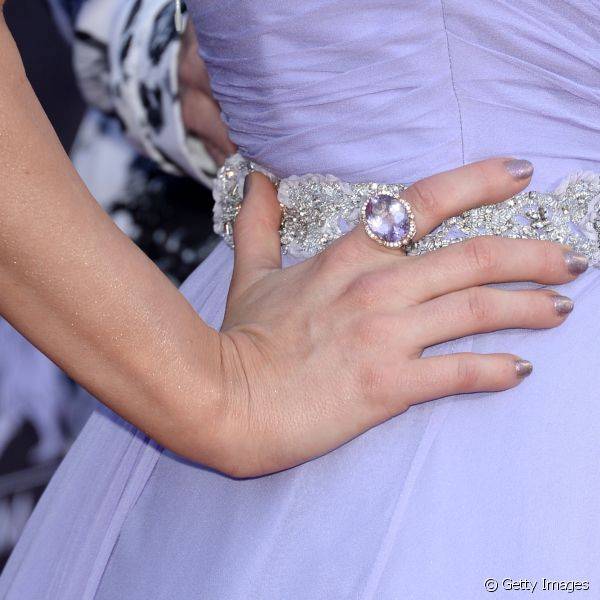 O lil?s com brilho foi a escolha da cantora Kellie Pickler para colorir as unhas para o 49th Annual Academy Of Country Music Awards